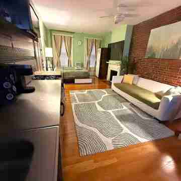 Cozy Studio w/Full Kitchen, Close to Mgh, Walkable Train Lines Rooms