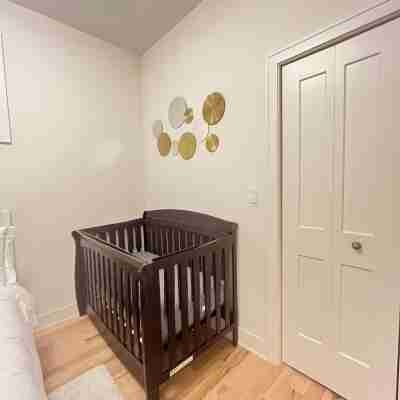 Wrigleyville 4Br • 1-Min Walk to Wrigley Field & Cta • Garage • Sleeps 8 Rooms