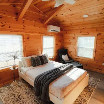 Cedar Wrapped Cozy Villa Cabin - 4 Miles From Trails