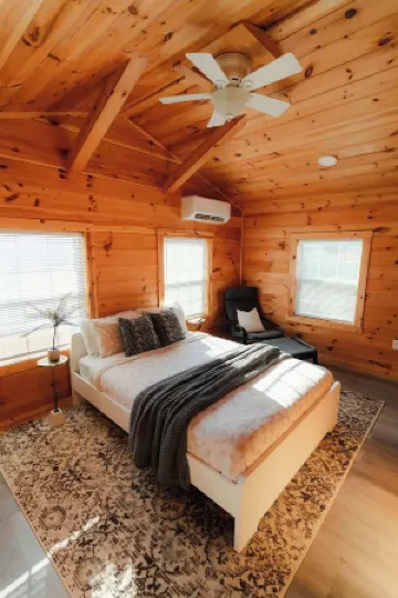 Cedar Wrapped Cozy Villa Cabin - 4 Miles From Trails