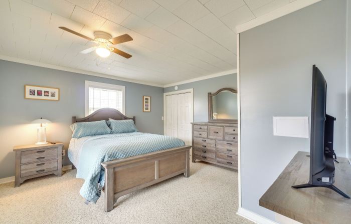 Deer Lake Lodge on 700 Wooded Acres in Dayton!
