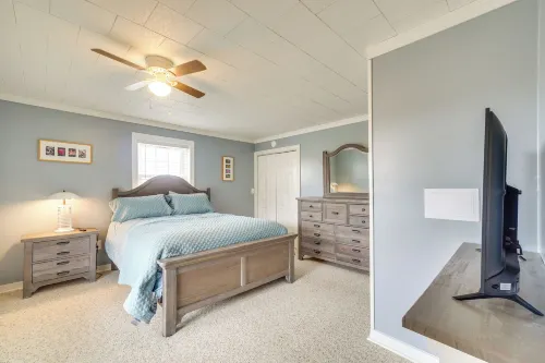 Deer Lake Lodge on 700 Wooded Acres in Dayton! - Parking