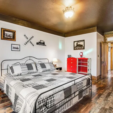 4BR Mountain-view Home - Deck, Washer & Dryer