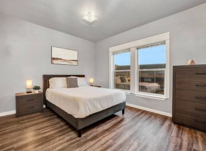 Walk to DT Fast Wi-fi + Long Stay Equipped!