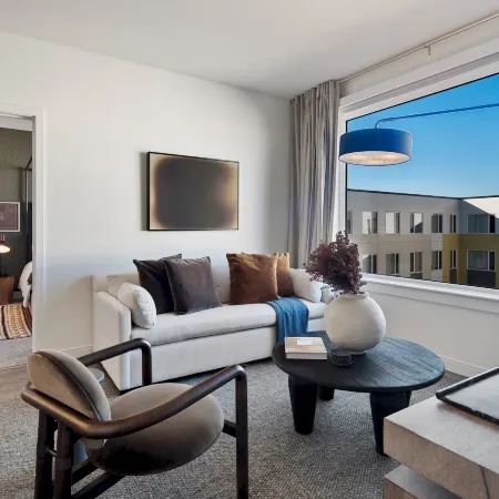 Luxe Everett 2BR–2BA w/ Pool, Gym & Parking