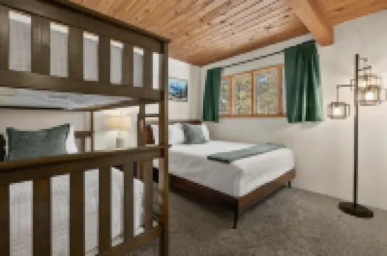 Chalet Squatch - Cozy-Luxe Cabin Near Village & SHARC!
