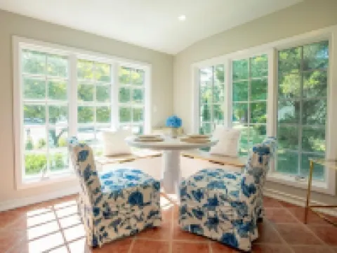 Family Cottage with 4 King Beds Hotels in Norwalk