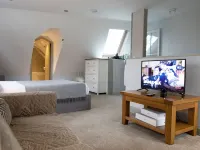 Straight Inn Hotels in Sutton