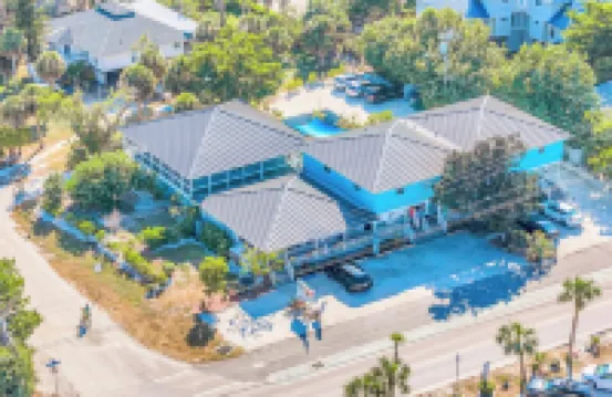 Seahorse Suites #5. Steps to Beach, Cafés , Shops!