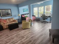 Cozy Pool side Condo, 5 min from the beach!