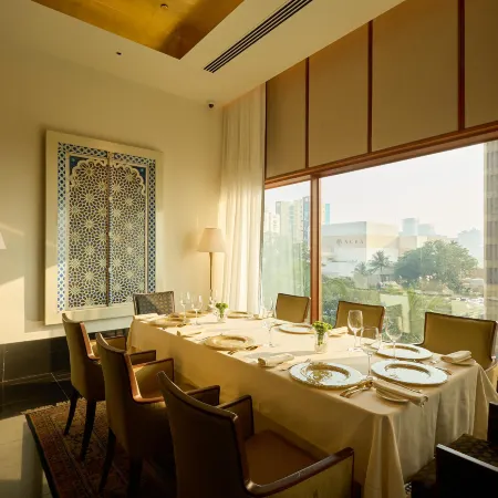 The Oberoi, Mumbai Отели рядом с достопримечательностью «Железнодорожная станция Charni Road»