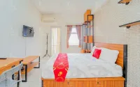 RedLiving Apartemen Easton Park Jatinangor - Rajes Room - piscina
