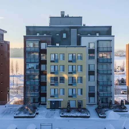 Bright 2BR Apartment with Lake Views