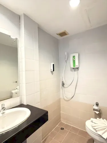รูปภาพของBright Suite with Balcony and Street View