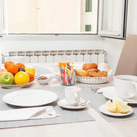 Le Tre Lune Suites Отели рядом с достопримечательностью «Улица Виа-Де-Торнабуони»