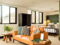 Cockatoo Island Accommodation Отели рядом с достопримечательностью «Пристань для яхт «Камеронс»»