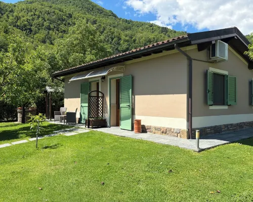 NATURE - cottage with garden, shared pool, private veranda Hotels in Gallicano