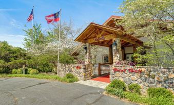 Luxe Helen Gem W/Hot Tub + Pool Access