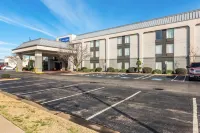 Wingate by Wyndham Conway - parking