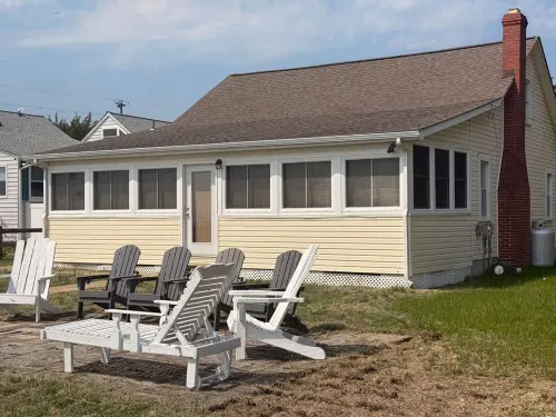 Lusby Beach House -3 BD 2 BA Steps to the Sand - Balkon