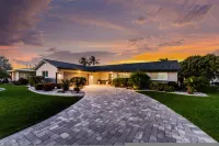 Tranquility Waterfront Villa with Pool & Dock - Strand