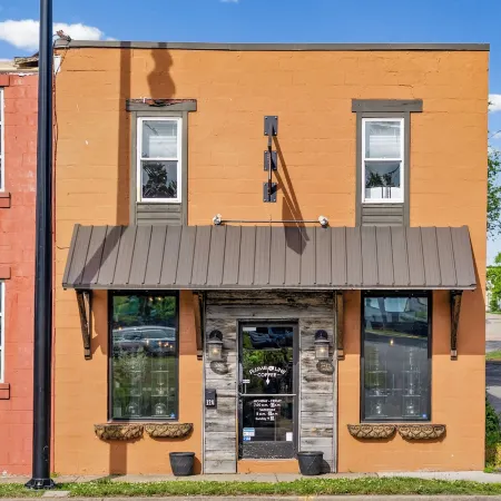 Beautiful 2bd/1ba Above Craft Coffee Shop, Downtown, by Apsu