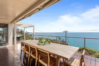 Clifftop Coastal Sanctuary with Panoramic Views - 3-Star