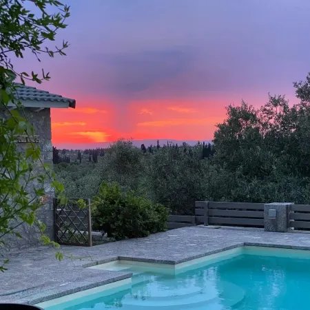 House Sleeps 6 With Private Pool
