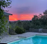 House Sleeps 6 With Private Pool - Sea View
