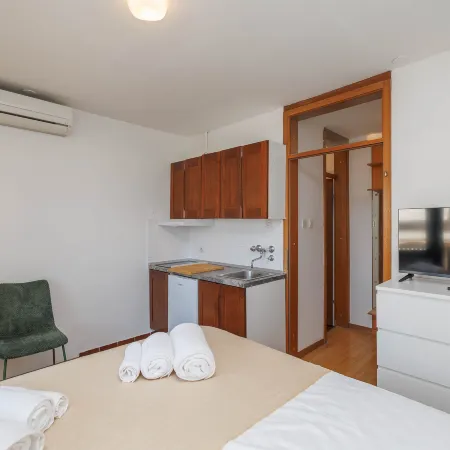 Cozy studio in Malinska-Dubašnica with Garden View