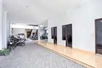 RedDoorz Near Adisucipto Airport 3 - Pysäköinti