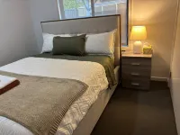 Spacious 4-Bedroom House Near Cobblebank Station - บังกะโล