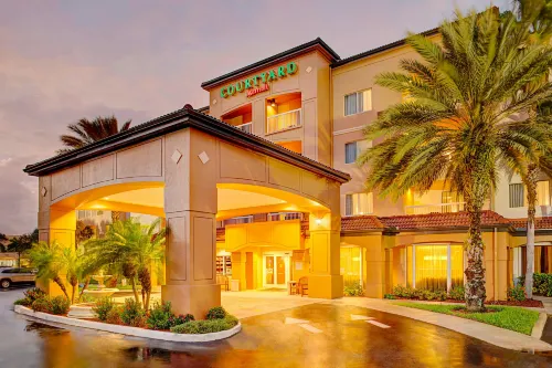 Courtyard by Marriott West Palm Beach Airport - Parkplatz