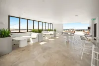 Poolside 2-bed Apartment at Lake Kawana - 4-Star
