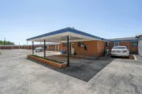 OYO Hotel Luling TX Downtown I-10/US-90 - parking