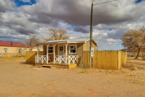 Yard, Deck, Grill! Desert Hideaway By Jemez Canyon - Apartments