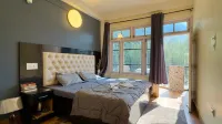 Shanti Cafe - Signature Stays Kasol - Ramah Hewan Peliharaan