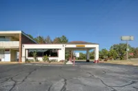 Travelers Inn by OYO, Templeton VA - parking