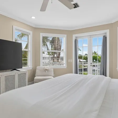 Beach Drive Estate by Avantstay Canal-Front Pool + Hot Tub + Private Dock Walk to the Beach