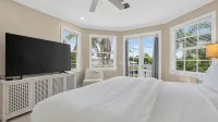 Beach Drive Estate by Avantstay Canal-Front Pool + Hot Tub + Private Dock Walk to the Beach - 4-Star