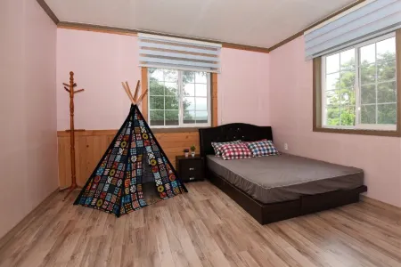 Hoengseong Sunny Hill Glamping Pension Отели рядом с достопримечательностью «Hoengseong Theme Land»