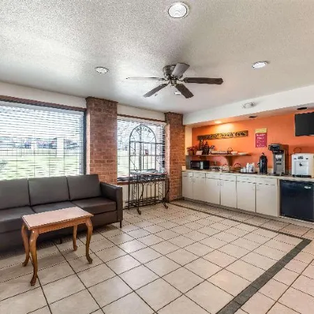 Econo Lodge Inn & Suites
