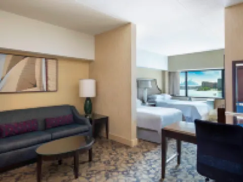 โรงแรมเชอราตัน ลินคอล์นฮาร์เบอร์ โรงแรมในวีฮอว์เคน