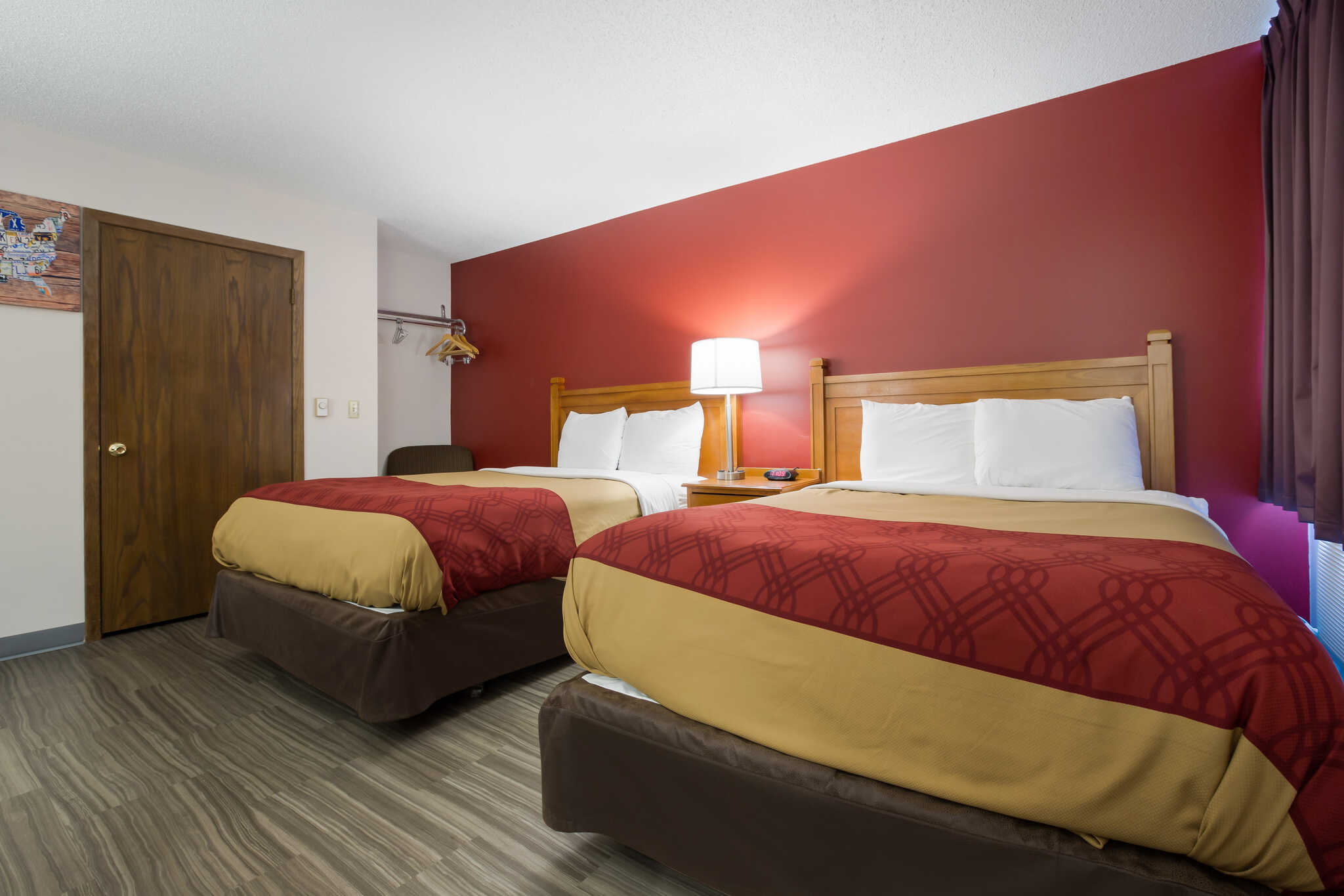 Econo Lodge Inn & Suites