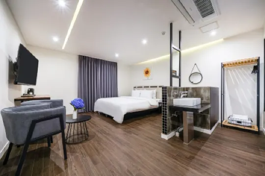 Hotel Quartz Отели рядом с достопримечательностью «Морской пляж Тадэпхо»