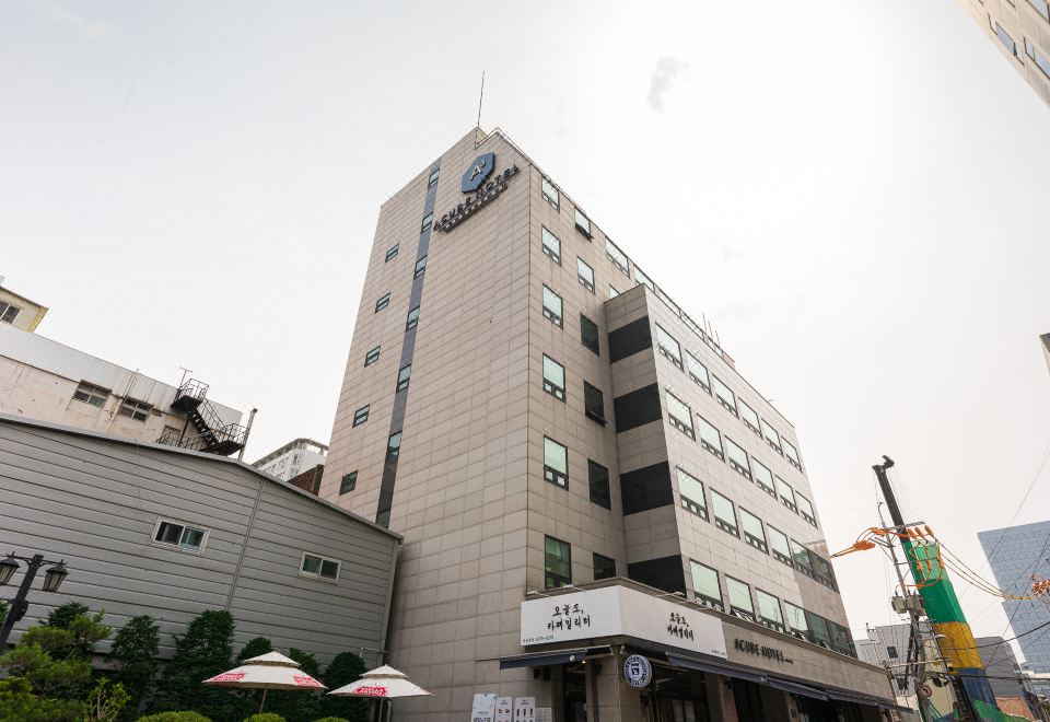 에이큐브호텔의 현대적인 입구