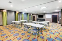 Holiday Inn Express & Suites Floresville