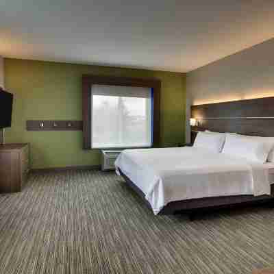 Holiday Inn Express & Suites Chicago North-Waukegan-Gurnee Rooms