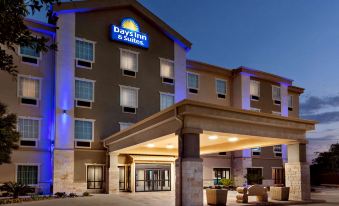 Days Inn & Suites by Wyndham San Antonio Near Frost Bank Ctr