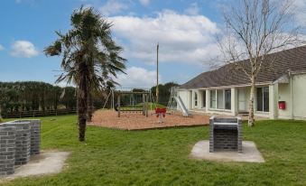 Cartwright's Cottage - Indoor Pool, Sports Courts, Play Park